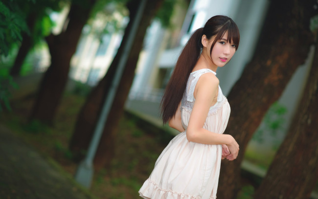Обои картинки фото девушки, -unsort , азиатки, брюнетка, model, платье, деревья, глубина, резкости, глядя, на, зрителя