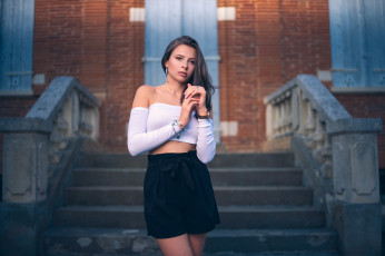 Картинка девушки -unsort+ брюнетки темноволосые черные шорты белые вершины открытый рот модель портрет брюнетка коричневые глаза