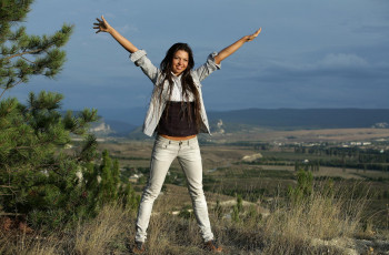 Картинка девушки -unsort+ брюнетки темноволосые джинсы рубашка брюнетка панорама