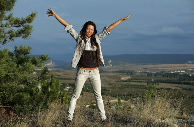 Обои картинки фото девушки, -unsort , брюнетки, темноволосые, джинсы, рубашка, брюнетка, панорама