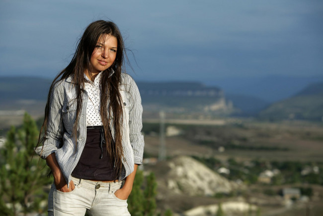 Обои картинки фото девушки, -unsort , брюнетки, темноволосые, рубашка, панорама, джинсы, брюнетка