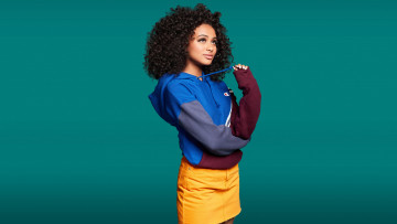 Картинка curly+daniela девушки curly daniela девушка модель брюнетка мулатка чернокожая темнокожая красотка кудри поза взгляд макияж флирт