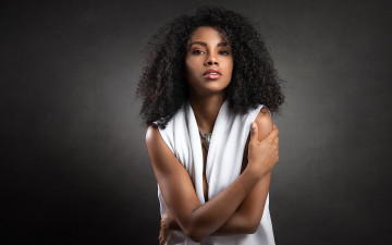 Картинка curly+daniela девушки curly daniela девушка модель брюнетка мулатка чернокожая темнокожая красотка кудри поза взгляд макияж флирт