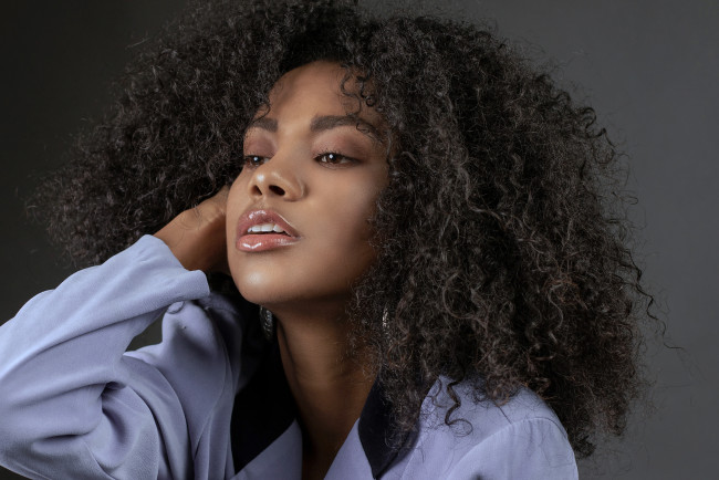 Обои картинки фото curly daniela, девушки, curly, daniela, девушка, модель, брюнетка, мулатка, чернокожая, темнокожая, красотка, кудри, поза, взгляд, макияж, флирт
