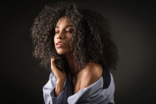 Обои картинки фото curly daniela, девушки, curly, daniela, девушка, модель, брюнетка, мулатка, чернокожая, темнокожая, красотка, кудри, поза, взгляд, макияж, флирт