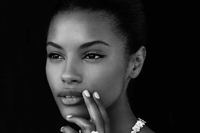 Обои картинки фото sharam diniz, девушки, sharam, diniz, девушка, мулатка, чернокожая, кудри, причёска, лицо, взгляд, макияж, темнокожая, стройная, сексуальная, поза, чёрно-белая, фотография