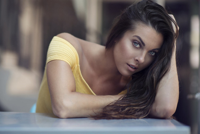 Обои картинки фото krystina, девушки, - лица,  портреты, девушка, красотка, модель, брюнетка, лицо, портрет, причёска, взгляд, макияж