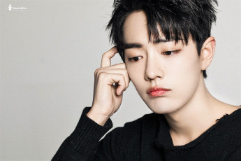 Картинка мужчины xiao+zhan лицо свитер