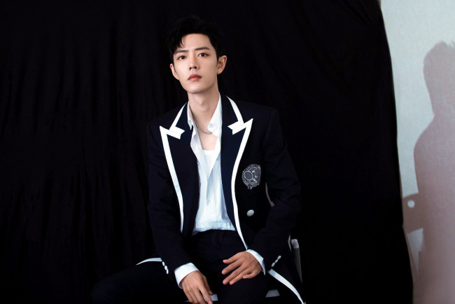 Обои картинки фото мужчины, xiao zhan, актер, пиджак, шторы, тень