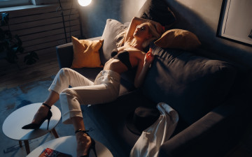 Картинка девушки -+блондинки +светловолосые блондинка брюки каблуки столик диван