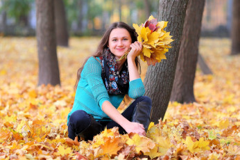 Картинка девушки -+брюнетки +шатенки шатенка листья косынка свитер осень парк сапоги деревья