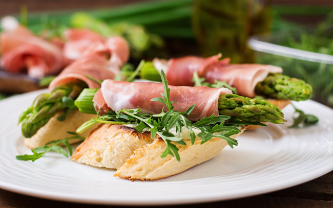 Обои картинки фото еда, бутерброды,  гамбургеры,  канапе, спаржа, ветчина, багет