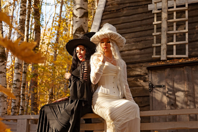 Обои картинки фото девушки, юлия огородникова, образ, косплей, наряды, костюмы, ведьмы, шляпы, платья, осень, дом, балкон