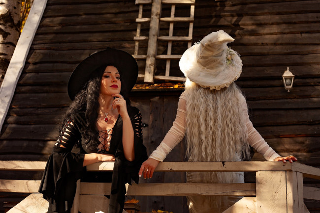 Обои картинки фото девушки, юлия огородникова, образ, косплей, наряды, костюмы, ведьмы, шляпы, платья, осень, дом, балкон