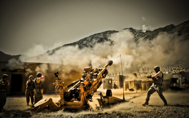Обои картинки фото оружие, пушки, ракетницы, горы, солдаты, пыль