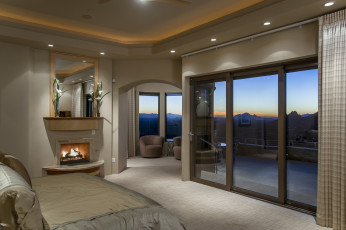 Картинка интерьер спальня кровать камин балкон