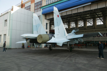 Картинка авиация боевые+самолёты завод люди ангар самолет сухой