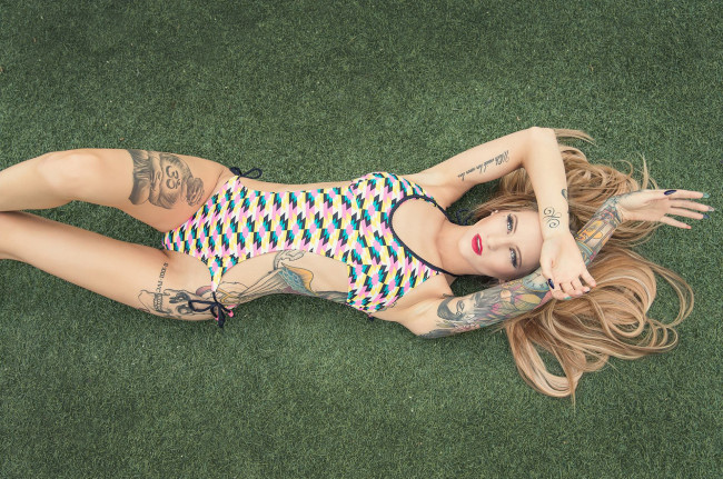 Обои картинки фото девушки, -unsort , блондинки, keith, selle, photography, girl, model, alexandra, hart, девушка, блондинка, татуировки, tattoo, тело, украшение, роспись, искусство, взгляд, купальник, ножки, газон, трава