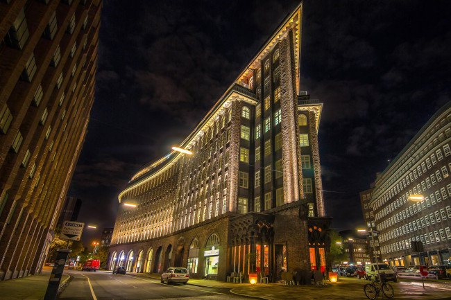 Обои картинки фото chilehaus, города, гамбург , германия, здание, улица, ночь