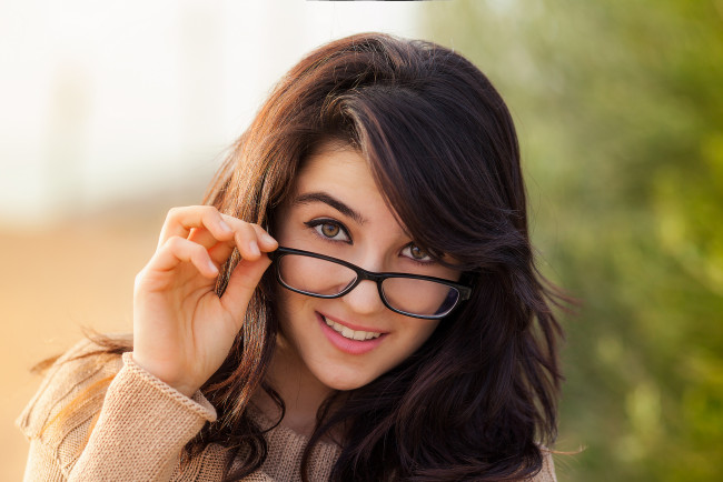 Обои картинки фото девушки, -unsort , брюнетки,  шатенки, взгляд, жест, очки, лицо