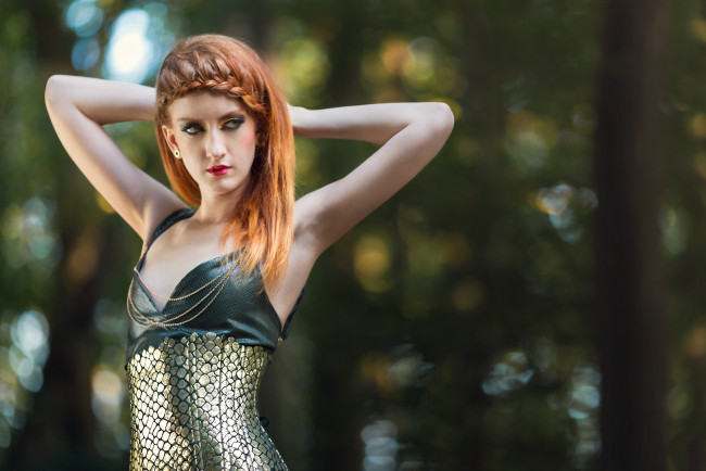 Обои картинки фото девушки, -unsort , рыжеволосые и другие, взгляд, жест, лицо