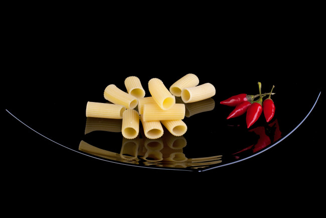 Обои картинки фото еда, разное, перчики, макароны