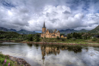 Картинка города -+католические+соборы +костелы +аббатства река храм