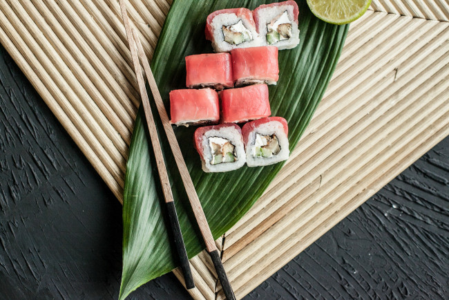 Обои картинки фото еда, рыба,  морепродукты,  суши,  роллы, палочки, вкусно, рис, лосось, роллы