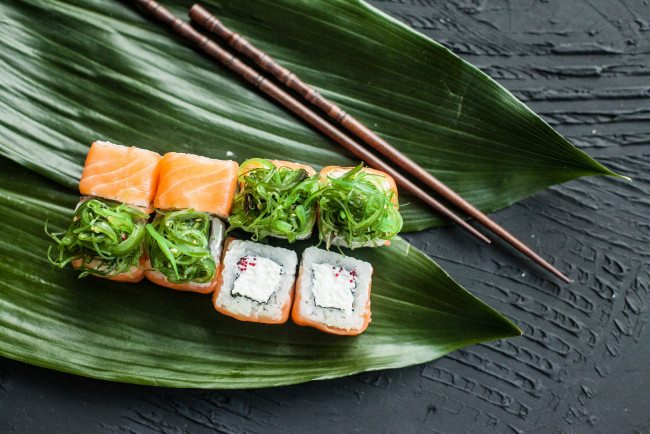 Обои картинки фото еда, рыба,  морепродукты,  суши,  роллы, палочки, вкусно, рис, лосось, роллы