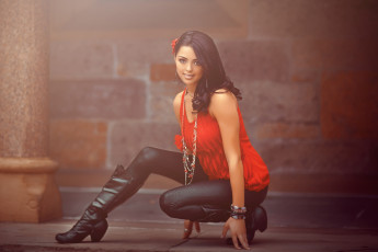 Картинка девушки -unsort+ брюнетки темноволосые топ брюнетка штаны туман сапоги