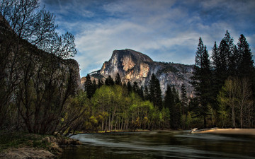 Картинка природа горы берег скалы лес небо облака деревья синева
