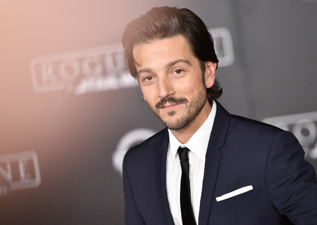 Обои картинки фото мужчины, diego luna, костюм, актер, diego, luna