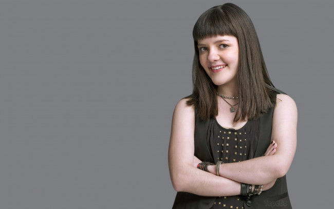 Обои картинки фото кино фильмы, californication, шатенка, платье, украшения