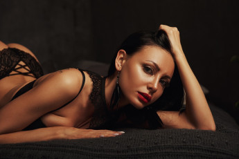 Картинка бестия девушки -+брюнетки +шатенки девушка женщина брюнетка темноволосая сексуальная модель звезда позирует разная обувь верхняя стильная одежда нижнее эротическое бельё трусы лифчик колготки чулки аксессуары макияж и множество элементов на фотографии