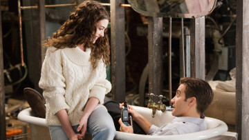 Картинка кино+фильмы love+and+other+drugs пара ванна