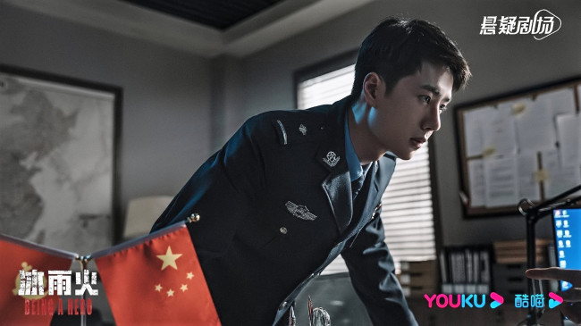 Обои картинки фото кино фильмы, being a hero, чэнь, юй, полицейский, форма, флажки