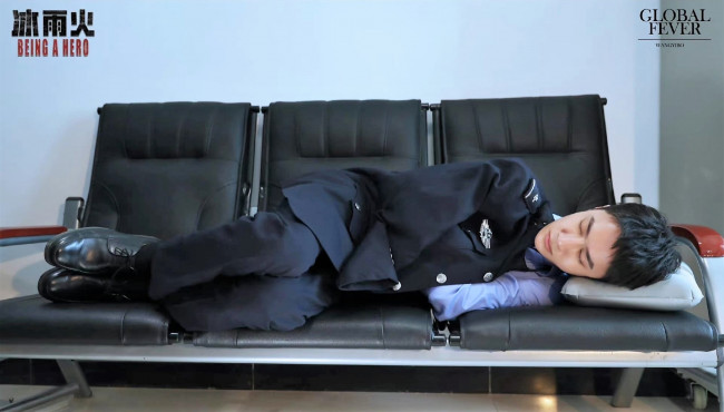 Обои картинки фото кино фильмы, being a hero, чэнь, юй, полицейский, форма, диван, сон