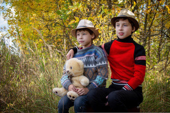 Картинка разное дети мальчики мишка осень лес