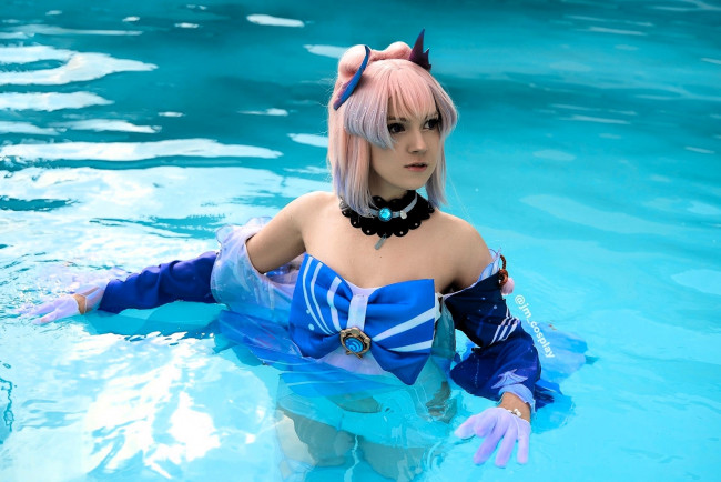 Обои картинки фото девушки, - креатив,  косплей, образ, костюм, бассейн