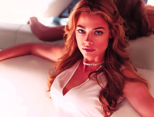 Картинка девушки denise+richards актриса платье диван зеркало