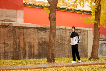 обоя мужчины, xiao zhan, актер, спортивный, костюм, осень, деревья, здание, стена, листья