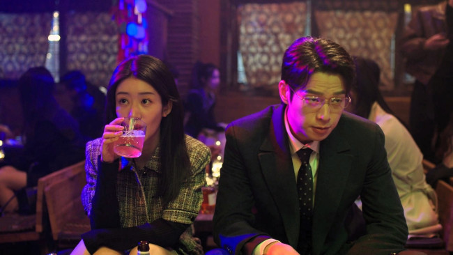 Обои картинки фото кино фильмы, fireworks of my heart, мужчина, костюм, девушка, напиток, кафе