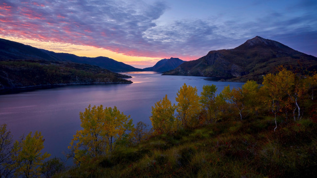 Обои картинки фото природа, реки, озера, небо, облака, закат, горы, река, осень, деревья