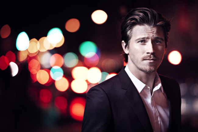 Обои картинки фото garrett hedlund, мужчины, актер, певец, борода, усы, пиджак, блики