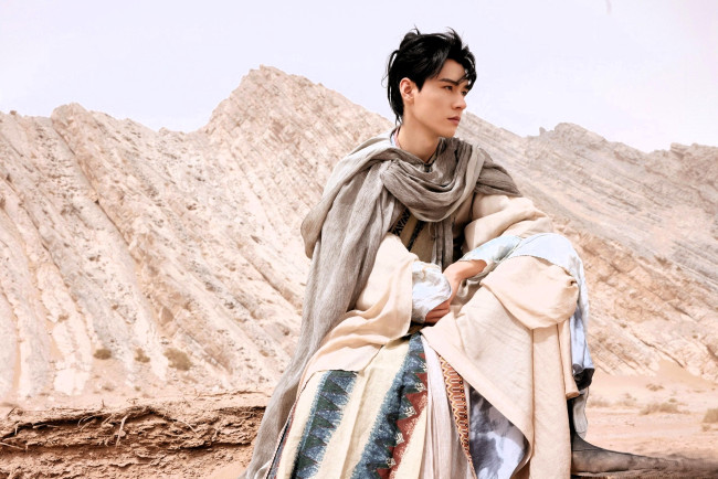 Обои картинки фото мужчины, gong jun | simon gong, актер, наряд, скалы
