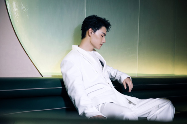 Обои картинки фото мужчины, wang zhuocheng, актер, пиджак, диван