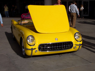 Картинка автомобили выставки уличные фото