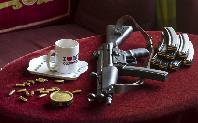 Обои картинки фото оружие, автоматы, магазины, поднос, кружка, патроны, автомат