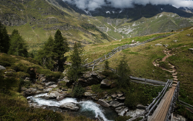 Обои картинки фото природа, пейзажи, горы, река, луга, мостик, тропа