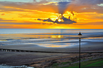 Картинка природа побережье море фонарь рассвет штиль пляж